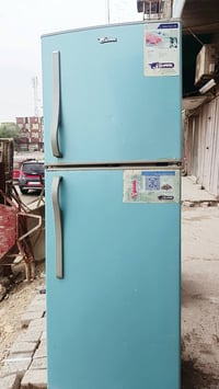 ثلاجة (شارك ) 16 قدم نضيفة وتجميد فول سعره 150الف ويوجد توصيل  للتواصل...