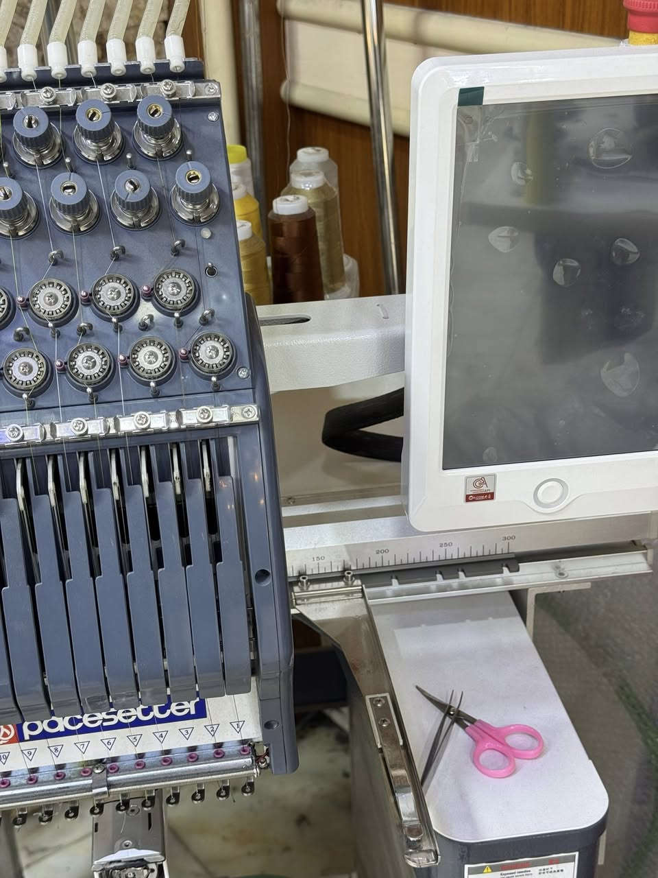 مكينة تطريز 12 ابرة للبيع بعدهي جديدة موديل 2025 مع لابتوب وبرنامج مالته استخدام جدآ قليل السعر 27 $  ***********
