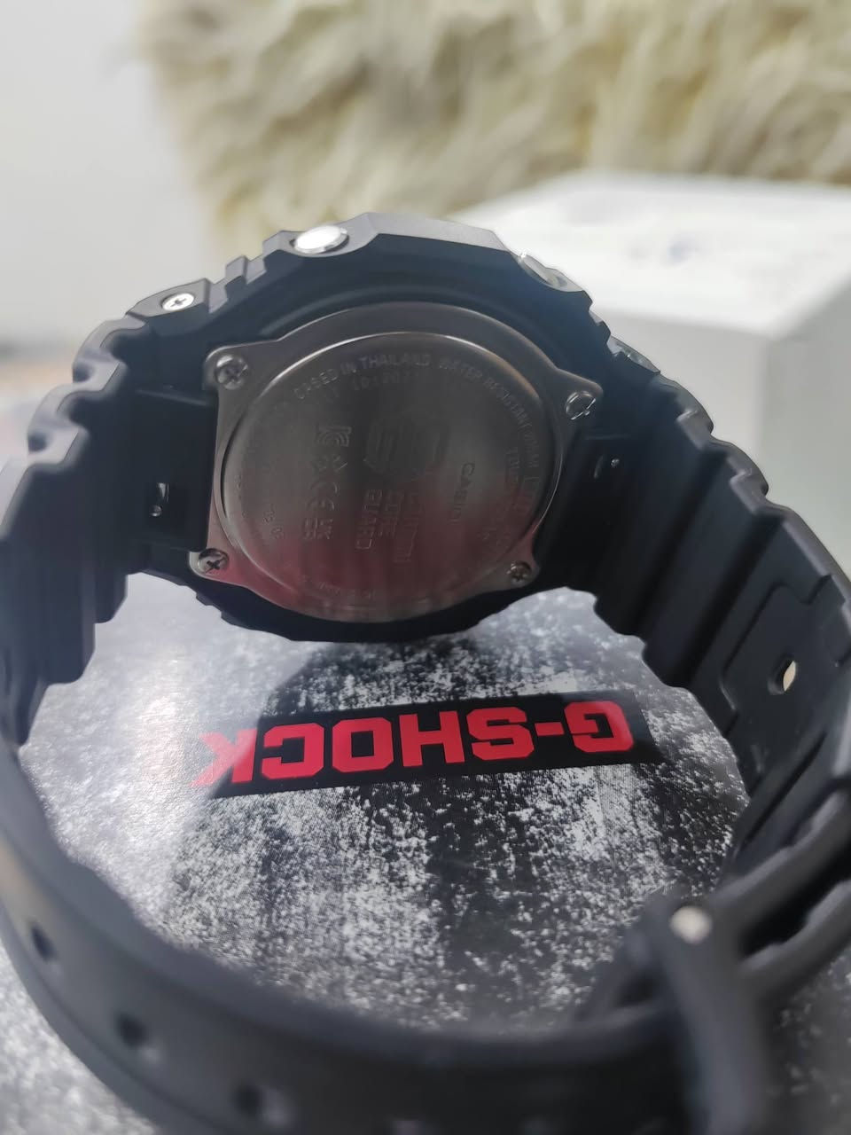 للبيع ساعة Casio G-SHOCK GA-B2100 الأصلية 🖤
المواصفات:

موديل: GA-B2100

تعمل بالطاقة الشمسية Tough Solar (تشحن عن طريق
الضوء الطبيعي أو الصناعي)

Bluetooth للربط مع الهاتف عبر تطبيق Casio
Watches

ضبط الوقت تلقائياً عبر الهاتف

مقاومة للصدمات (Shock Resistant)

مقاومة للماء حتى 200 متر (20 BAR)

هيكل Carbon Core Guard خفيف ومتين

عرض أنالوج + ديجيتال

زجاج معدني (Mineral Glass)

إضاءة LED مزدوجة (Super Illuminator)

توقيت عالمي

ساعة إيقاف (Stopwatch)

مؤقت عد تنازلي (Countdown Timer)
5 منبهات يومية

تقويم تلقائي كامل

ميزة العثور على الهاتف (Phone Finder)
تنسيق 12/24 ساعة

السعر 120 الف مراح تحصل هالسعر لا جملة ولا مفرد.
*********** واتساب
جديد غير مستخدم
