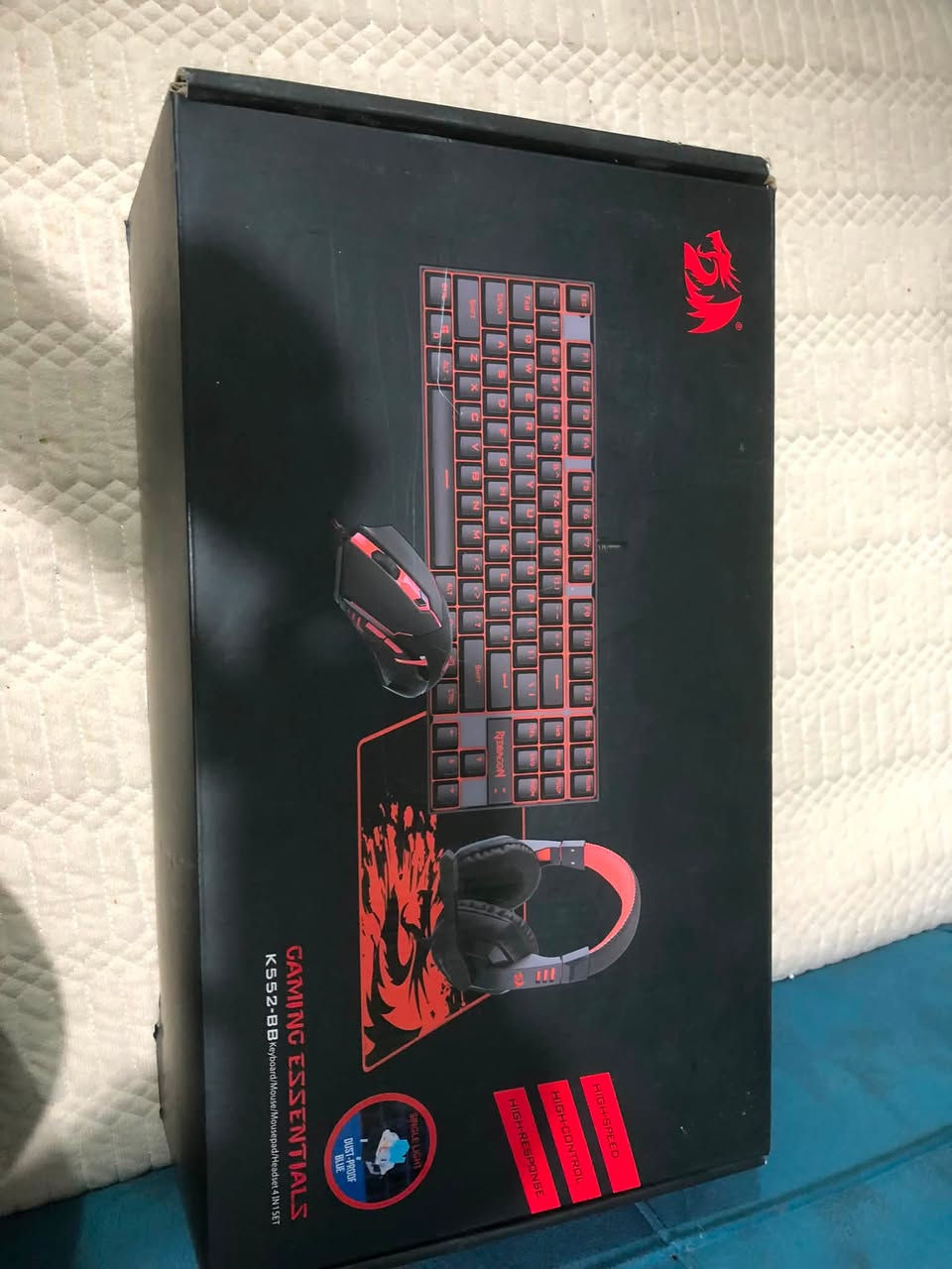 للبيع:
🎮 للبيع طقم ألعاب Redragon Gaming Essentials K552-BB (4×1) 🎮

🔥 الطقم يتضمن:
 • ⌨️ كيبورد ميكانيكي Redragon K552
 • 🖱️ ماوس ألعاب Redragon
 • 🎧 سماعة ألعاب مع مايك
 • 🖤 ماوس باد Redragon الأصلي

✅ الحالة: نظيف جدًا ويشتغل 100%، مثل ما موضح بالصور.
✅ مناسب للألعاب، الدراسة، والاستخدام اليومي.
✅ إضاءة LED حمراء للكيبورد والماوس. ￼

💰 السعر: 50 وبي مجال 

📞 للتواصل: ***********
