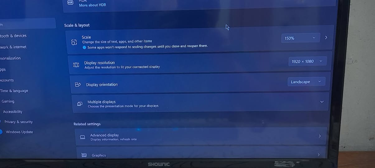 شاشة shownic 25 بوصة 1080p 75 HZ ما بيها اي عطل للتواصل ***********  والسعر 100 الف
