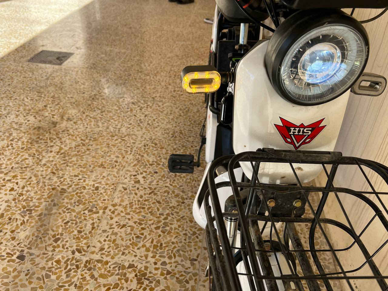 سلام عليكم
بايسكل شحن للبيع بطاريات جديده اني شديتله 5 بطاريات 

السعر 350 وا بي مجال ان شاء الله السعر يرضي الشراي 

التواصل على الواتساب او على الرقم 

***********
