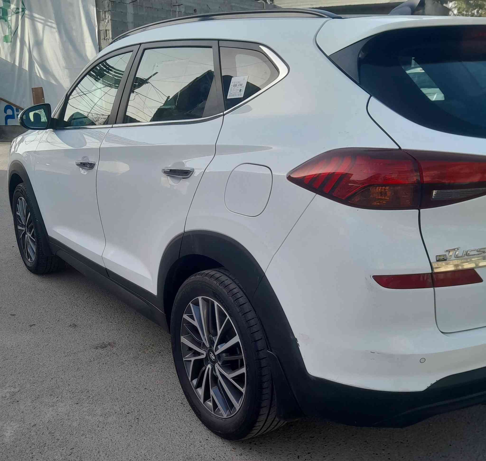 السلام عليكم 
توسان شركة الكاصد 
 موديل 2020 فول مواصفات 
السياره بصمه &صاجات
قطعتين تبريد &تشغيل عن بعد 
بانوراما &ماشيه 117 الف
رقم بغداد باأسمي 
السياره بيها بلصفحه اليمنى بارد 
والتكمه الاماميه فقط بيها صبغ 
المحرك والكير مكفولات 
العنوان :بغداد الكاظميه 
السعر: 175 ورقه$
الرقم :***********
