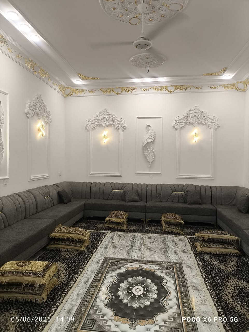 السلام عليكم
بيت للبيع الديوم 16الف 
قرب فلكه شارع 60
المساحه 300
استقبال سحب مغربي
مطبخ حار بارد 
صاله كبيره +موزع
غرف نوم عدد 4
واحد من الغرف اسويت 
مجموعه صحيات عدد 4
رقم الهاتف ***********
