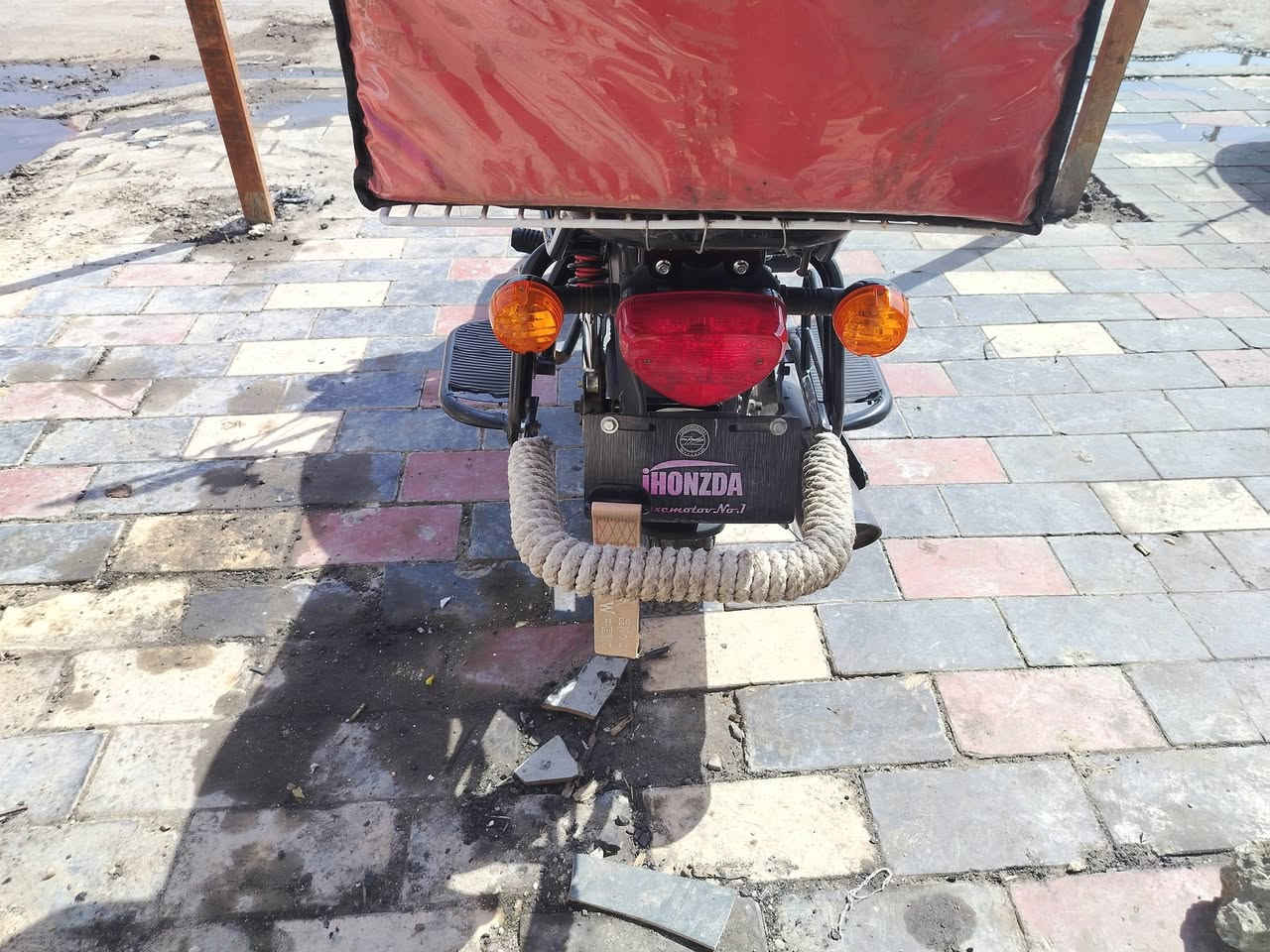 دراحة لا لبيع وهذا رقمي سعره *********** 180000محرك 42بس بيهه مجال
