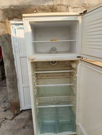 ثلاجة شرط الشغل نوعيه ارجلك للبيع  السعر 80 اوبيها مجال  للاستفسار الا...