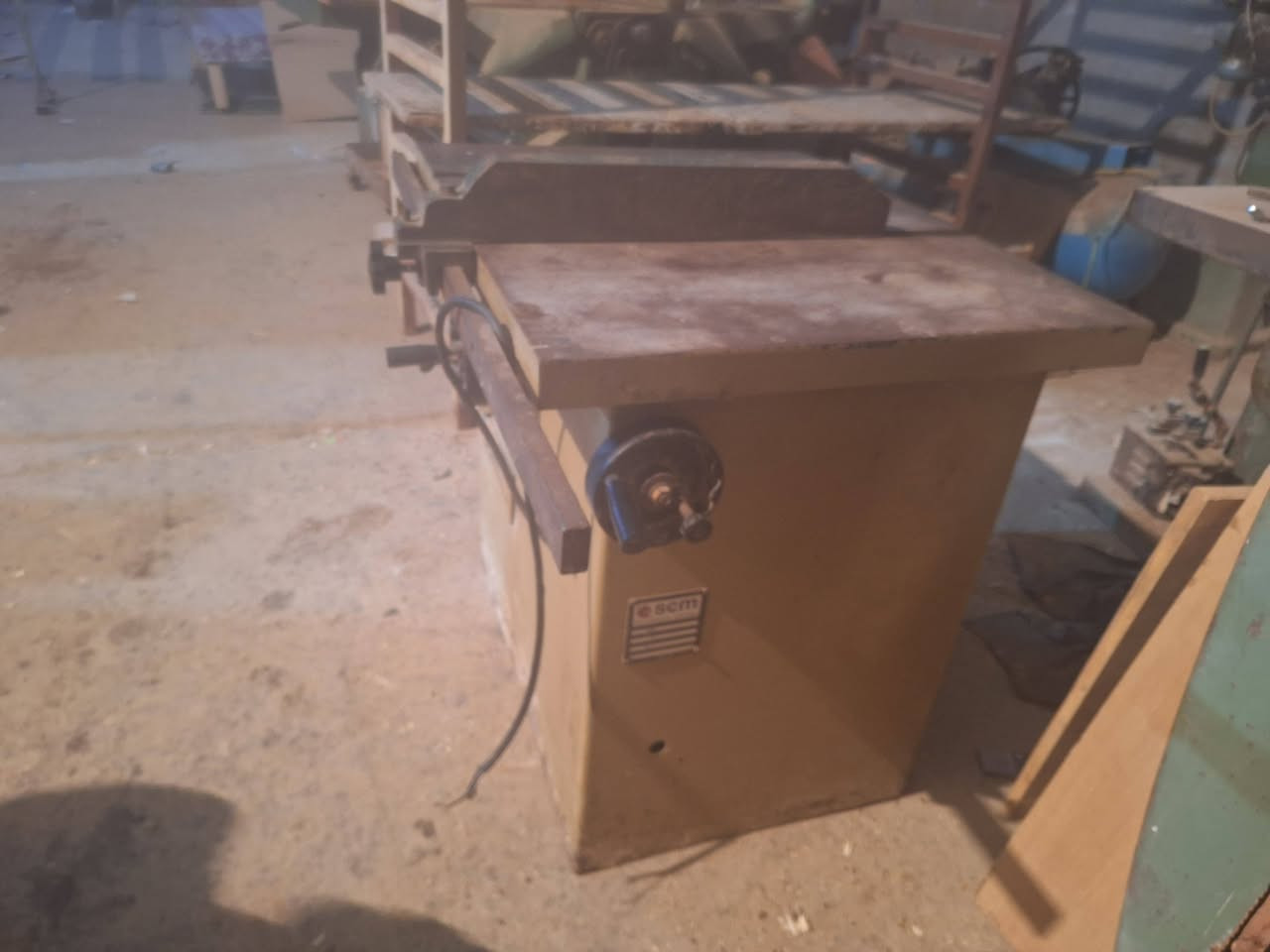 منشار ايطالي  وفريزه ايطالي ماركه اس سي ام العنوان ميسان المجر الكبير ***********
