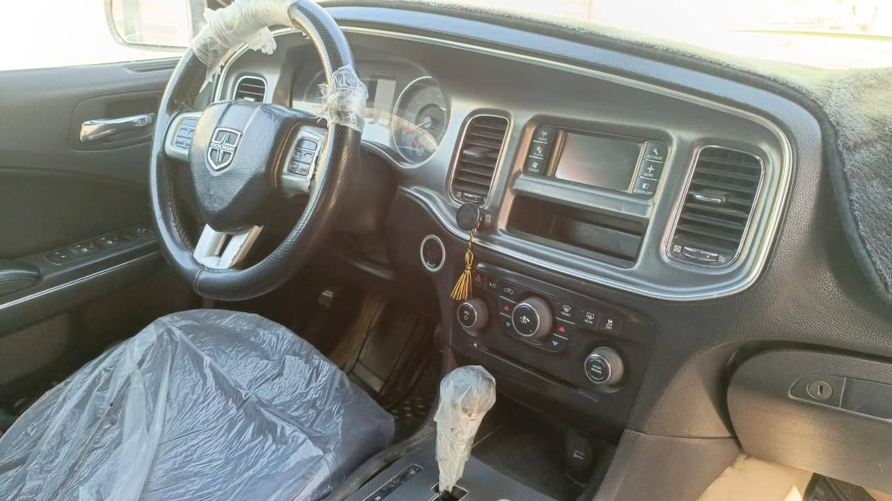 جارجر  للبيع ١٢بيه فخذه مبدله فقط جه اليمنه والبقي كله كفاله حداديه تخم تاير تبريد تتفئه مكينه كير عصه دواخل حلوه جاهزه ما نقصه برغي حط بصره بحث حته باج العارضه بيه بسمي تريد تحويل تريد وكاله سعر ١٢٠ بيه مجال***********
