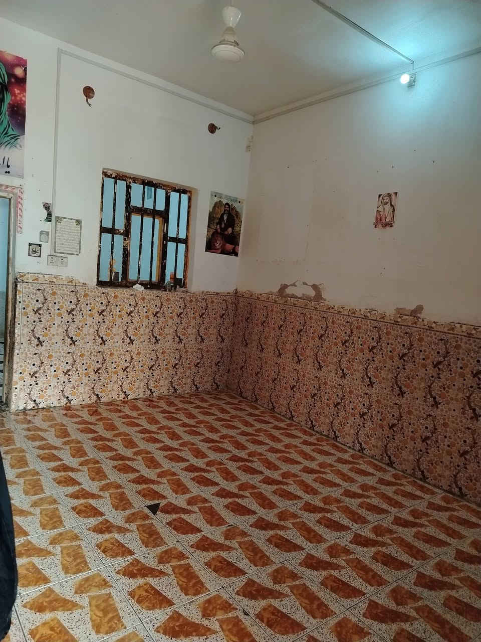 السلام عليكم دار للبيع او ايجار
النهضه على سايد الملعب(ملعب الحاوي)  قرب محلات الجوكر 

فرع عريض 

نوع البناء... بلوك الشمال_عكاده

 طولاني

سنة البناء 2017

المساحه  100متر

طابقين

الطابق الفوگ غرفة ام 10خانات ثرمستون

والطابق الجوه

غرفة وصالة ومطبخ واستقبال وصحيات

الجوه بنيانه ابلوك الشمال

بنيان نضيف وسيراميك

***********
