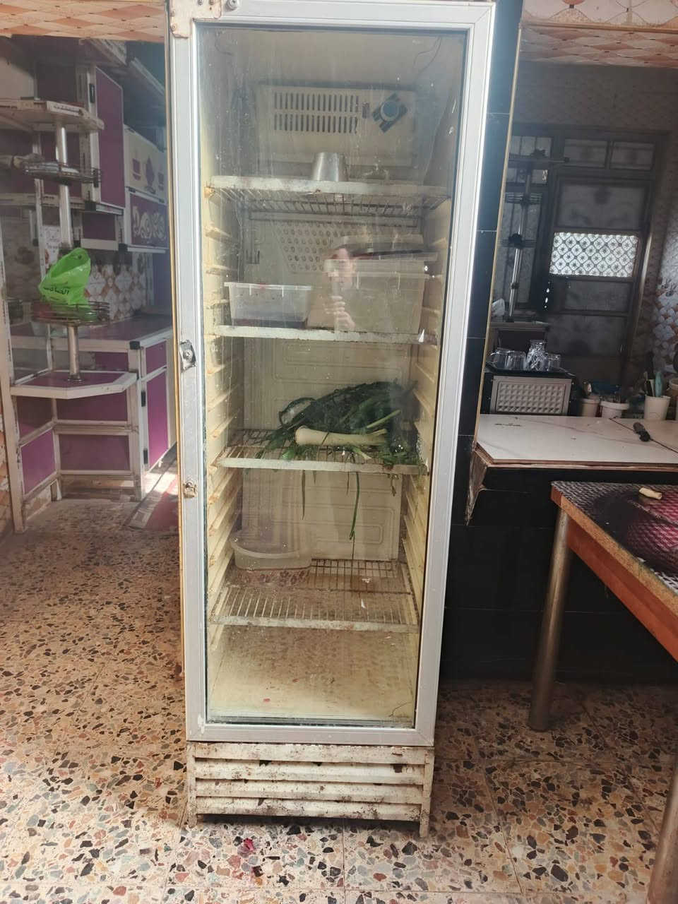 السلام عليكم غراض مطعم للبيع فرن بيتزه او لحم ابعجين مع الصواني مع ميزي مع براد عوزه فقط غاز للبيع المكان حي البتول سعرهن ماعرفه بليرضي بي الله ***********
