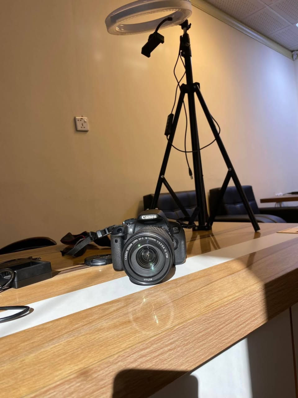 كاميرا
Canon EOS 700D Rebel T5i).

نوع الكاميرا: DSLR (كاميرا رقمية ذات عدسة أحادية عاكسة).

تتميز بمستشعر APS-C بدقة 18 ميجابكسل، وشاشة لمس متحركة، وقدرة على تسجيل الفيديو بدقة Full HD.
 مع جنطه وكيبلات توصيل مع رام ٦٤ وبطاريه وحده وشاحن البطاريه

للبيع السعر خاص
 المكان ديوانيه


**إذا كنت صاحب هذا الإعلان وتريد حذفه لأي سبب، رجاءا أرسل رسالة إلى الدعم الفني**