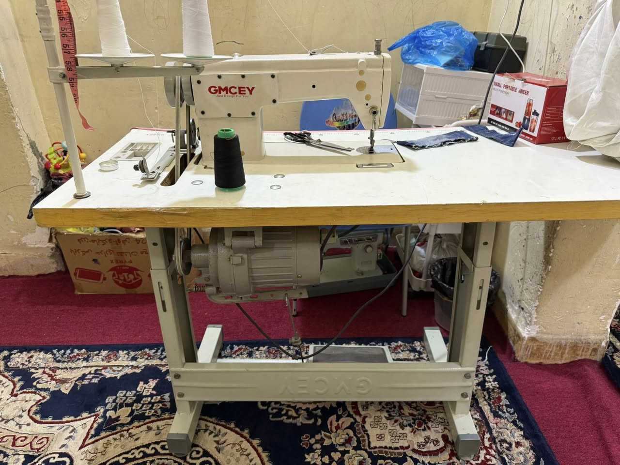 مكينة خياطة GMCEY صناعي للبيع مكينة منزلية نظيفة وشغالة مثل ما موضح الكم سعرهاا 200,000 دينار  للتواصل ماسنحر + واتساب ***********
