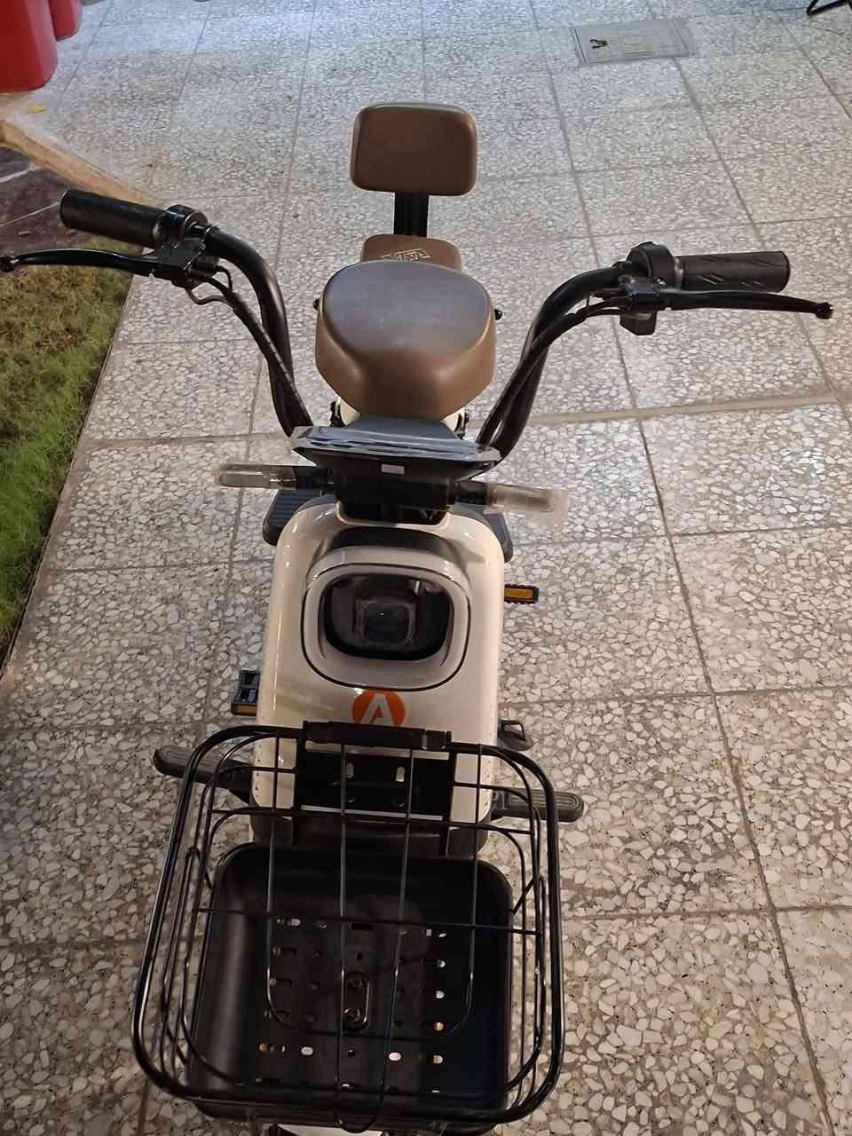 للبيع دراجة الريان حجم ١٤  اربعة بطاريات اتمشيك ٢٠ كيلوا وسرعته اربعين حقيقي مواصفاته اشارة يمنى ويسرة ومثبت سرعة ٣ سرعات وهورن وانذار من السرقة الدراجة جديدة صارلها شهر من مشتريها سعرها ٣٥٠ للاستفسار ***********
