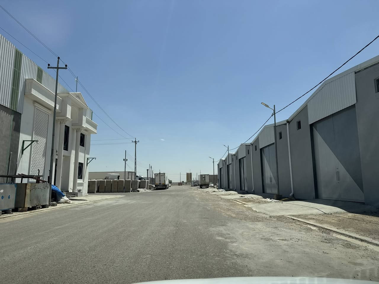 🔹 يتوفر لدينا جملونات للإيجار 🔹
📍 الموقع: قرب سيطرة الموظفين

📐 المساحات المتوفرة:
▪️ 300 متر — الواجهة 12 متر / النزال 25 متر
▪️ 600 متر — الواجهة 12 متر / النزال 45 متر

✅ يتوفر عدد كبير وعدد وسط
✅ تصلح مخازن وتجارية وأعمال مختلفة
✅ موقع ممتاز وسهل الوصول للشاحنات والحركة التجارية

📞 للاستفسار والتواصل:
مصطفى الحلبوسي
***********
واتساب فقط
