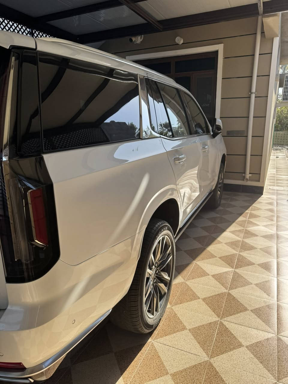 كاديلاك وارد أمريكي موديل 2023 ماشيه 27 الف كيلو حادث جدا بسيط رقم اربيل مميز للاستفسار الاتصال عله الرقم ***********
