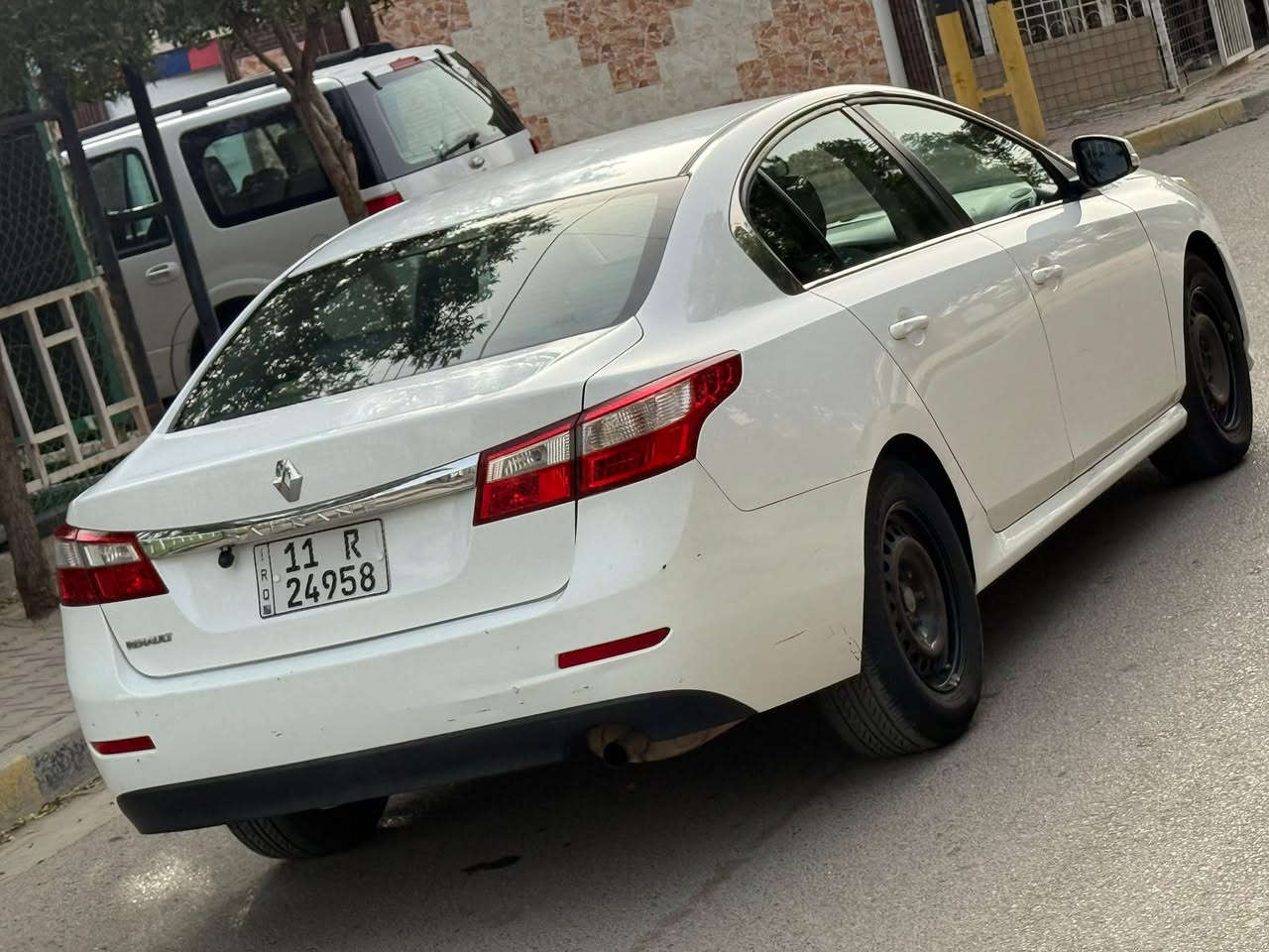 رينو سافران مكفوله
موديل 2013 مابيها صبغ مكفوله
السعر 79 وبيها مجال
حجم المحرك 2000
تبريد ثلج ⛄️ تبريد قطعتين
تخم تاير جديد 
صدر نضيف
لايت زنون 
بلوتوث اوكس 
جام كهرباء اوتو 
مكاني بغداد بسمي. تحويل ثاني يوم
التواصل. ***********
