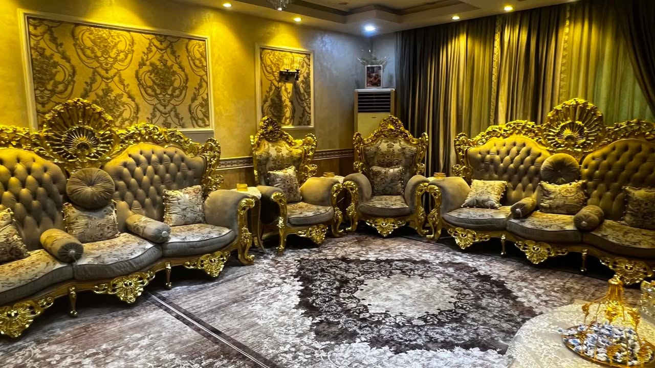 سلام عليكم بيت في حي الامانة مساحة البيت 210متر مع تشجير 285 متر واجهة البيت 15متر البيت كلش نضيف وجديد البيت علة شارع عام البيت بيه 2غرف نوم 3حمامات او مطبخ حار او بارد او استقبال او صالة او منور البيت مؤثث بلكامل تاخذ الاثاث وية البيت البيت ممكن تجاري او سكني  مقبايل مستشفى الأمير الاهلي للاستفسار على سعر ***********
