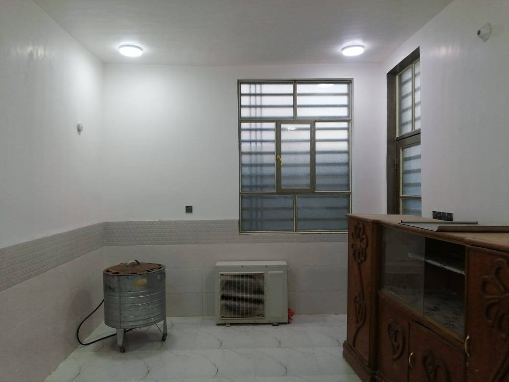 يا الله السلام عليكم بيت للبيع المساحه ١٠٠ متر البراكيه شارع المطار القديم قرب شارع علكم اساس صب كونكريت سقف صب كونكريت بناء طابوق البيت كامل من كلشي يحتوي على استقبال مطبخ صاله غرفه صحيات داخلي وخارجي السعر ٤٥ معه المجال الاستفسار على الرقم ***********
