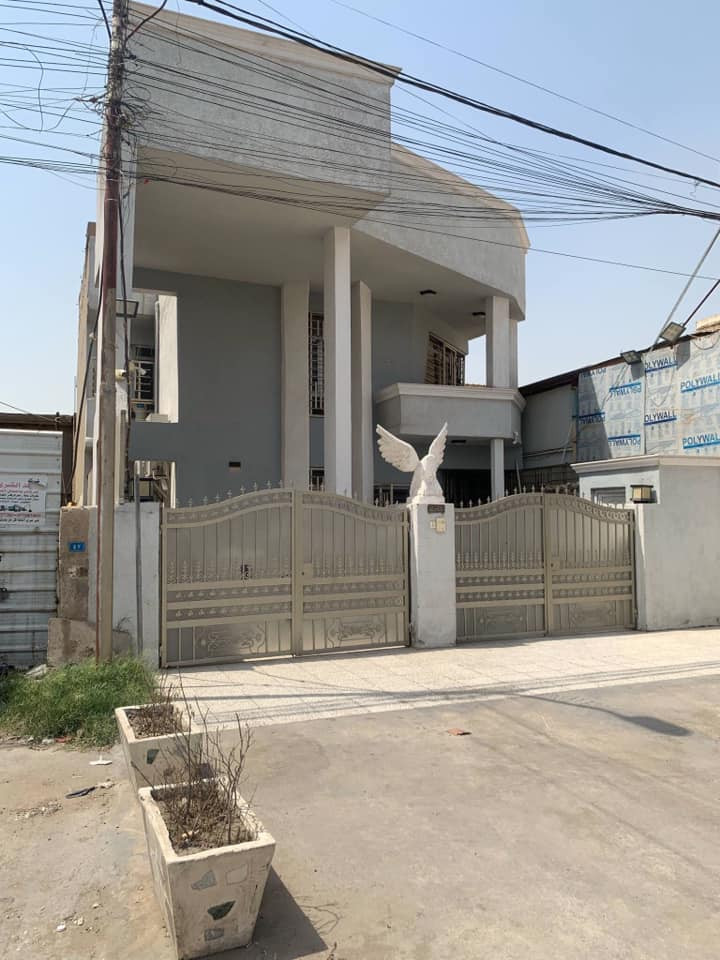 السلام عليكم بيت (للايجار (تجاري)مساحه 200متر يحتوي على غرف نوم عدد 6وغرف عدد 2مخزن في حي القاهر على الشارع الرئيسي لجسر البنوك من جه القاهره للاستفسار والاتصال على الرقم ***********علما غير متوفر على الفيس رجاء
