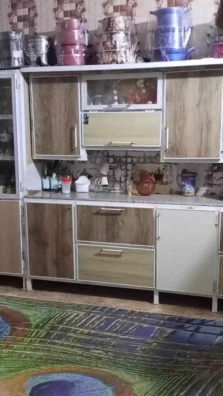 بيت للبيع في لكشاشيه قرب ملعب شعله قاط ونص القاط الثاني يحتوي ع غرفتين وصحيات واي استفسار اتصل ***********
