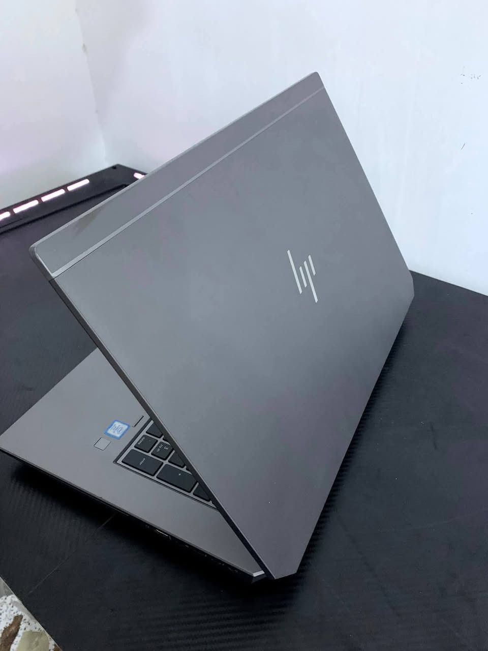 راح تعتمد عليه بكلشي!!
الوحش الانيق : Hp ZBOOK 17 G5 

وحش الاداء متوفر بكرت شاشة انفيديا Nvidia P1000بحجم 4GB

اذا تريد جهاز يفيدك برامج هندسية والعاب احترافية وسعر معقول؟ وصلت للخيار الصح 

لان هذا اللابتوب يجمع بين القوة والحجم والسعر المعقول...

نحجي بالمواصفات :

• core i7 8850H معالج
• Nvidia quadro P1000 4GB كرت شاشة خارجي
• 16GB DDR4 الرام
• SSD 256GB تخزين 
• 17.3 FHD SCREEN شاشة بحجم عملاق ودقة عالية

شنو يشغل من برامج؟ يشغلك كل البرامج الهندسية والتصميم بالراحة
شنو يشغلك العاب؟ تقريباً جميع الالعاب يشغلها 

الملحقات : 
اكيد الشاحن بقدرة 230w عكس الشواحن التجارية الي تجي فقط 150w
ويجيك ويا ماوس كيمنك 
وكذلك يجي ويا ماوس باد كيمنك 
واكيد حقيبة انيقة

سعر اللابتوب راح يكون 544 الف فقط  

الضمانات؟ 
10 ايام من اي خلل استبدال 
ضمان بطارية ساعتين فما فوق في الاستخدام الطبيعي 

حالة البطارية : ممتازة 

ادخل احجزها لان صعب تحصلها بعد : *********** واتس 
ادخل احجزها لان صعب تحصلها بعد : *********** واتس 

او على الخاص 
لا تتردد وباجر هذا الوحش يمك...
