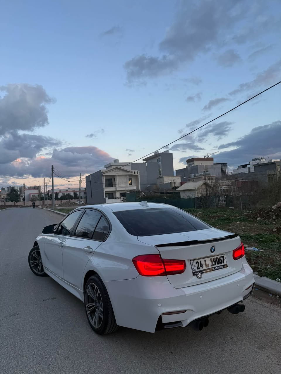 بي ام دبليو 320 2017 
كير و محرك بشرط محرك مفتوح بس بشرط 
سيارة بيها شبر من البوند و جاملغ صبغ 
و سيارة بيها 2 تعديل بارد 
دواخل و ارباكات بشرط
سيارة ماشية 122 ميل 
سعر السيارة 139$ قفل قفل 
مكان السيارة دهوك 
للاتصال *********** سميل, دهوك
