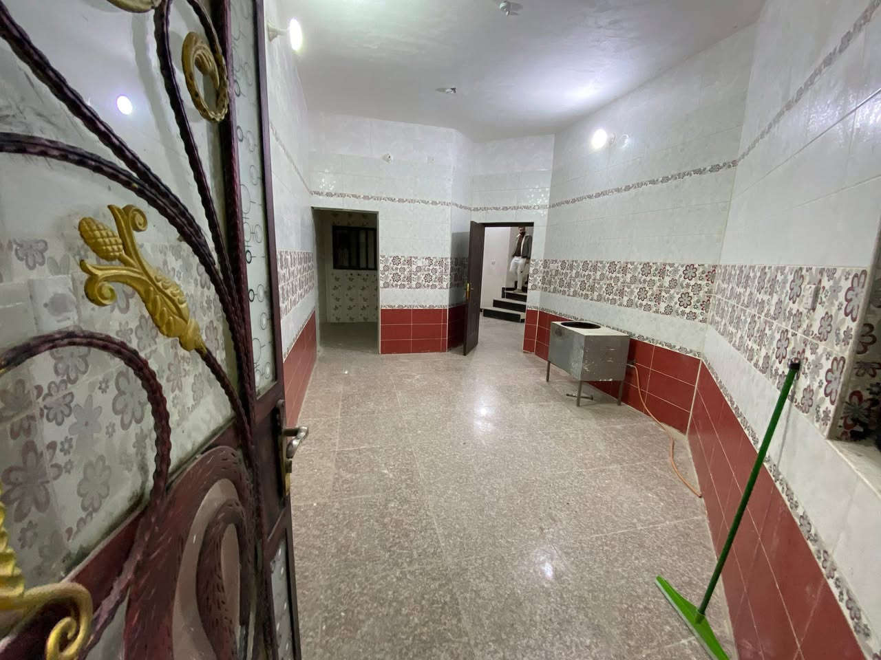 السلام عليكم بيت للبيع في دور الشرطه قرب المعارض بيت مساحه200م حديث باقي (تشطيبات الحمامات فقط) بيت طابقين الطابق الارضي كراج+صاله+ديوان+غرفه+صحيات داخل وخارج الطابق الثاني3غرف نوم+صحيات(3غرف نوم سويت) سعرالبيت230 وقابل للتفاوض بالخدمه للاستفسار واتساب واتصال ***********
