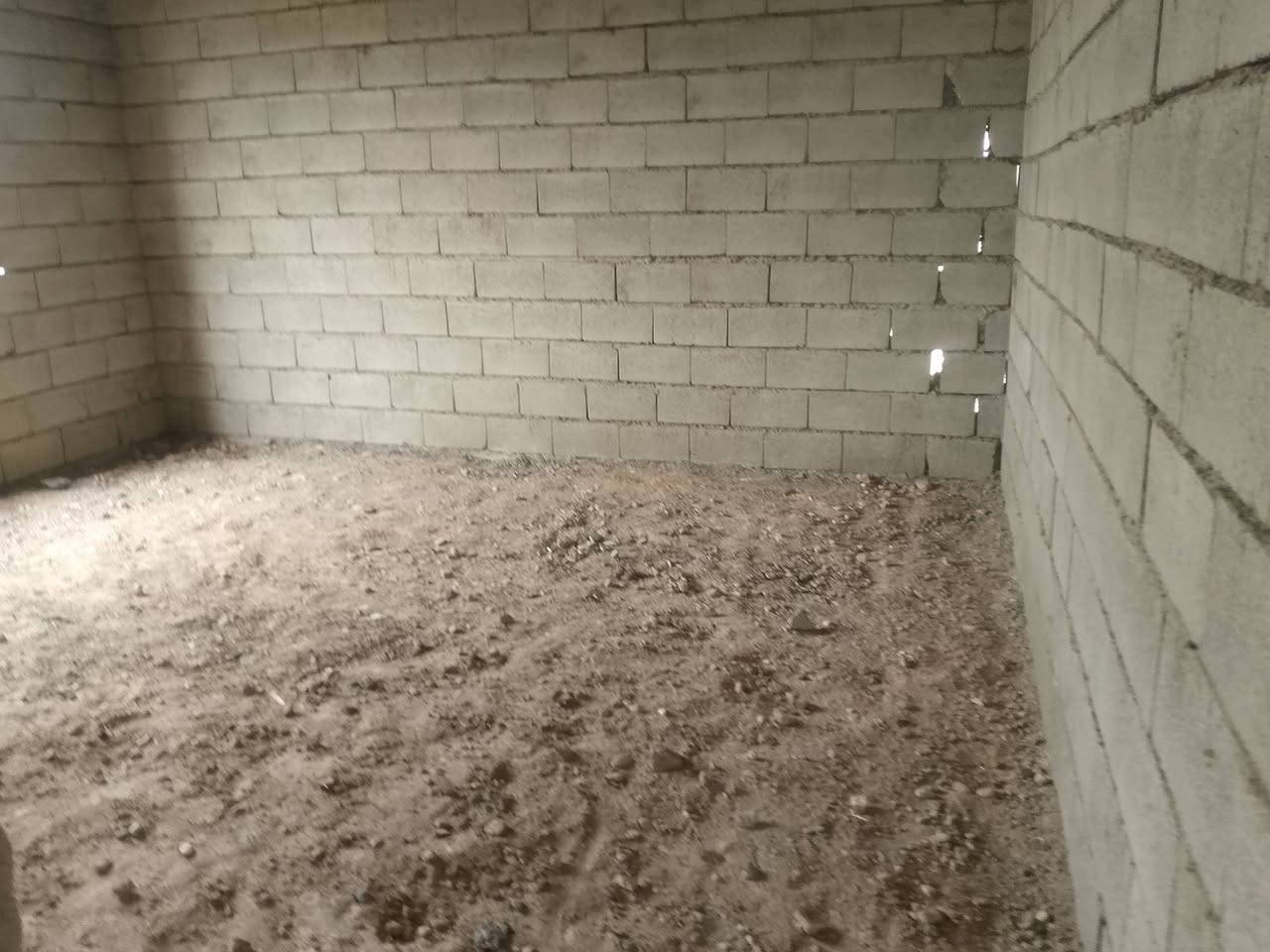 السلام عليكم يوجد بيت للبيع طابقين يتكون من مطبخ حار وبارد وربعة وصالة و4 غرف ٢ جوة و٢ فوك وحمامات ٢ واحد جوة واحد فوك وصالة فوك مساحت القطعة ٥٠٠ متر البيت ركن ع شارعين مساحت  البناء١٨٠ خدمات كامل  المكان العلم يم قاعة روتانا الاستفسار ع هاذة الرقم ***********
