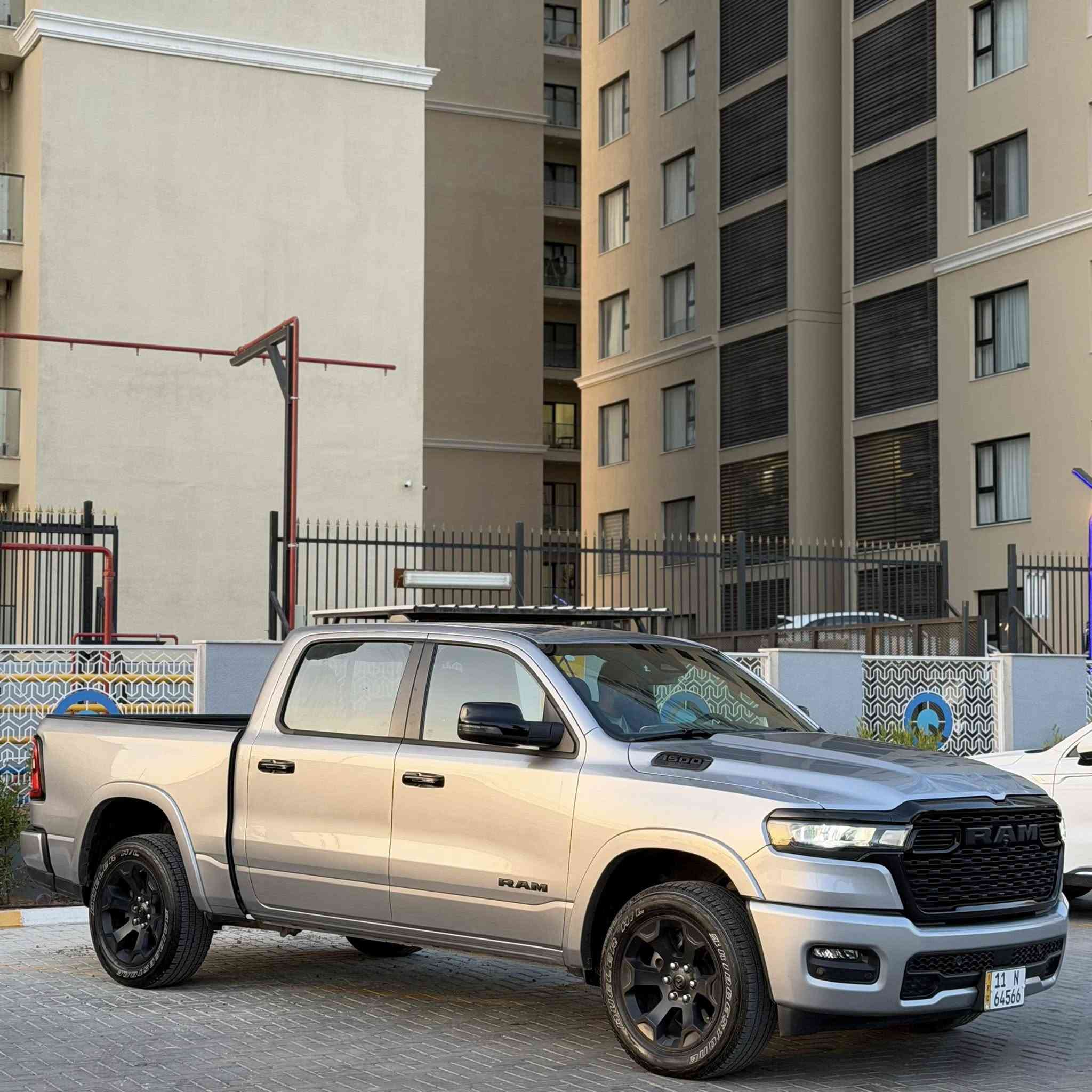 السلام عليكم ترهم مراوس 
دووج رام 2025 
فئة Lone star ⭐️ 
باب طويل بدي قصير
يسره كلير
ماشية 11 الف ميل 
محرك 6 سلندر توين تيربو 
رادرات 360 
شاشة تيسلا بلادية
سستم الباين 
رادار امامي  
تثبيت مسار 
اماكن تخزين تحت المقاعد الخلفية 
قاصة 
كامرة دوارة 
صور الحادث مرفقة التفاصيل كلها مذكورة 
حادث جدا بسيط بنيد تبديل وصبغ وجاملغ
والسيارة مصلحة بالوكالة بامريكا وحتى السستم الايرباك  بلادي  
*********** 
بغداد حي الجهاد
