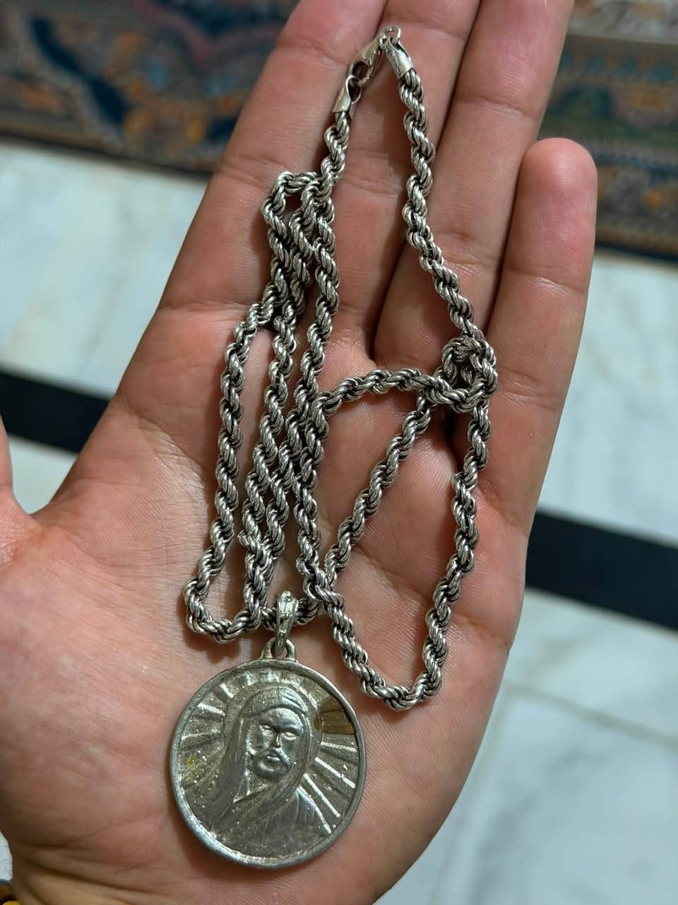 يا الله
متاح. زنجيل ومدالية 

زنجيل  فضة 925فقط 
وزن زنجيل 22 غ بدون المدالية

مكاني واسط توصيل موجود 
سعر 90 وي توصيل والمدالية

***********وات ساب فقط

