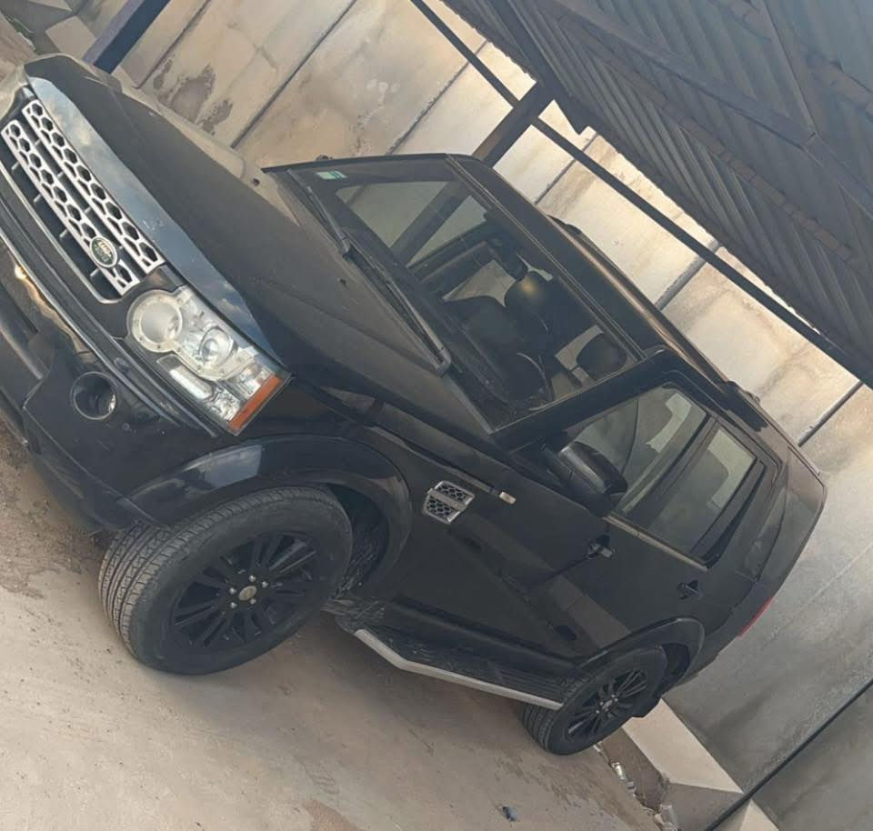 لاند روڤر 2011 وارد امريكي فول مواصفات 1/1 بلاك ادشن بيها صبغ بنيد وجاملغ خلفي مكفول السياره مكينه عادي مو سوبر كير ومكينه وكاله برغي مفاتحين بيها وعل فحص جوبلسات شغاله تبريد ثلج صدر امامي خلفي + تخم تايرات كله جديد السياره  رقم بغداد ب اسمي السيارة جاهزة فيت بم جديد دهن مال شركة اي نقص مابيها
 مكان السيارة بغداد
السعر 135 وبيها مجال للشراي
للاتصال ***********
