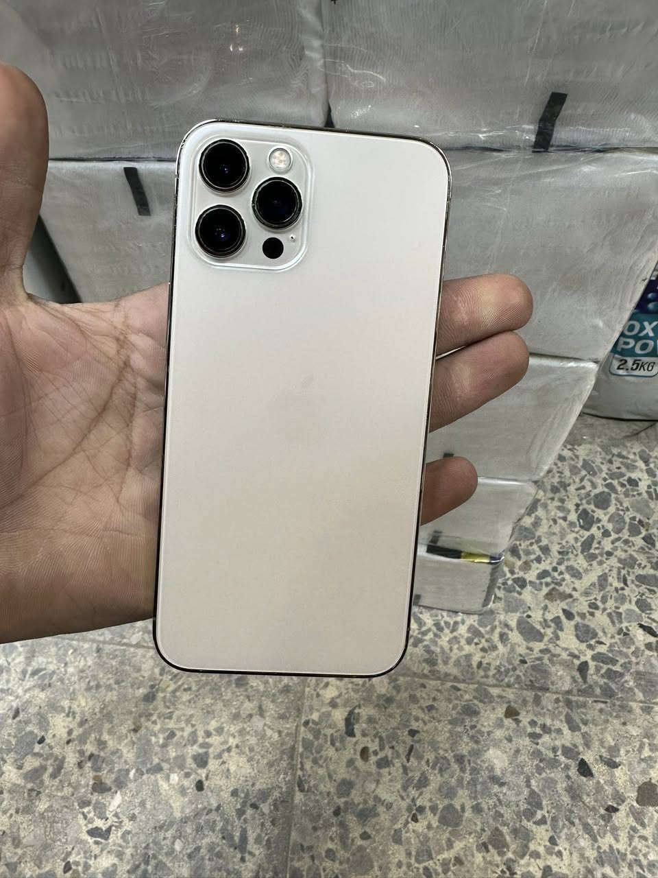 ￼ ‏السلام عليكم iPhone 12 Pro Max بدل بية شاشة شاشة اصلية بس باقي نظيف التلفون￼ السعر 450 العنوان الشعب شارع عدن الرقم ***********￼￼
