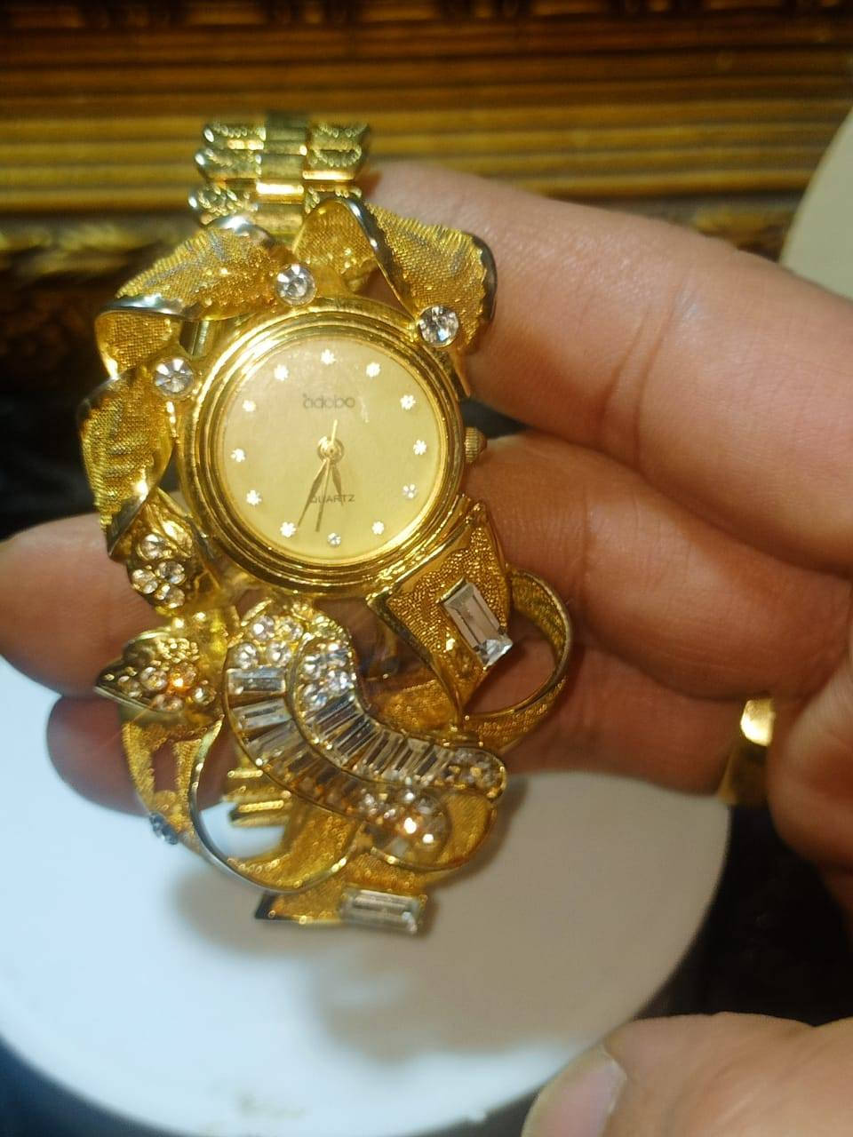ساعة نسائية  نحاس مطلية بالذهب وارد السعودية على شكل سوار ومزينة بالكريستال، ويبدو أنها من العلامة التجارية Adoba. يتميز تصميمها بوجود أقواس وزخارف مرصعة بأحجار الزركون/الكريستال اللامعة حالة ممتازة


**إذا كنت صاحب هذا الإعلان وتريد حذفه لأي سبب، رجاءا أرسل رسالة إلى الدعم الفني**