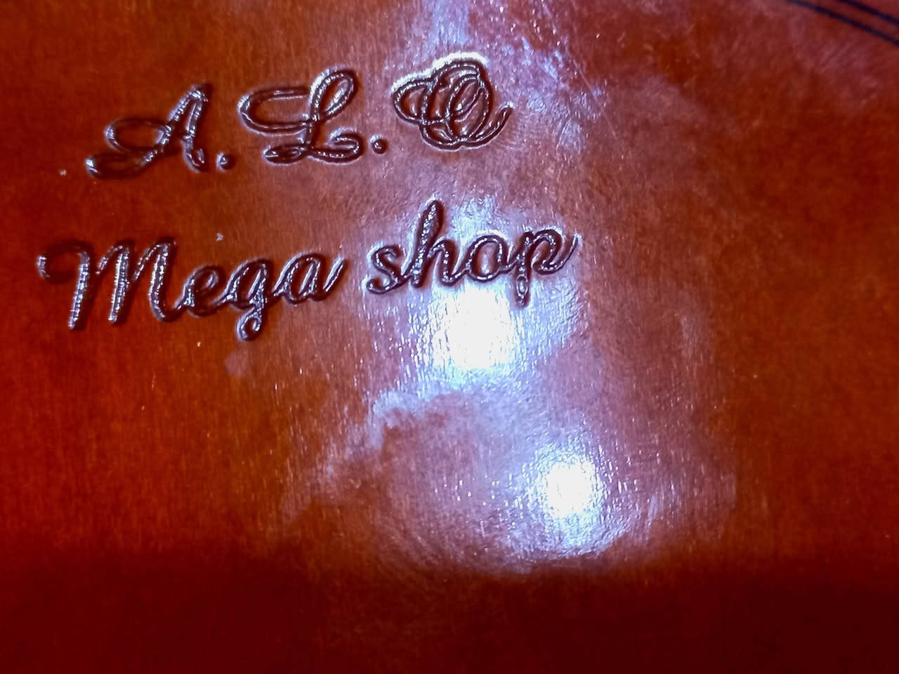 كمان ماركة سعرة 125 الف اسم الماركة محفور بالظهر كله من الخشب مو تجاري حجمه 4/4 . .  هذا رقمي وبي واتساب *********** مكاني بغداد/ البياع (يوجد توصيل بغداد والمحافظات باجور )
