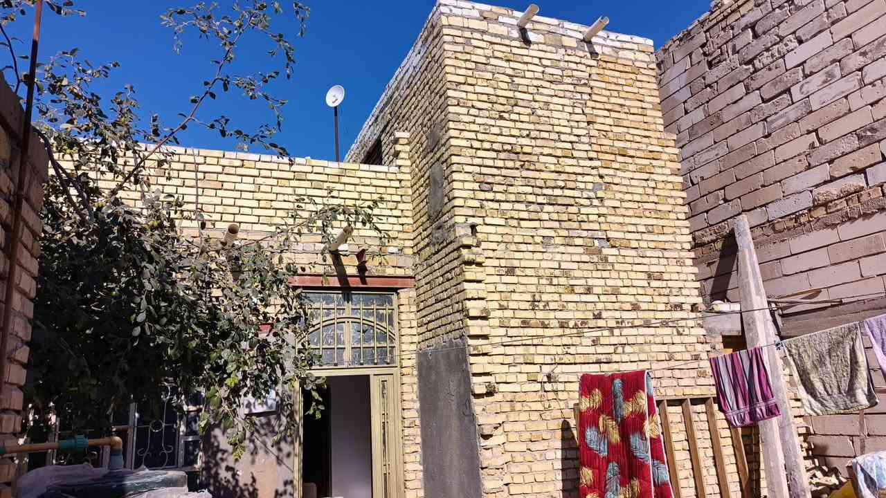 السلام عليكم بيت زراعي مساحه150متر في حي خنيطله يحتوي غرف2+ صاله +مطبخ+ صحيات خارجيه+ ترك+ استقبال بس هيكل بناء طبوق سطح عكاده قريب جداً عله تبليط موقع سكني حلو واتساب اتصل ***********
