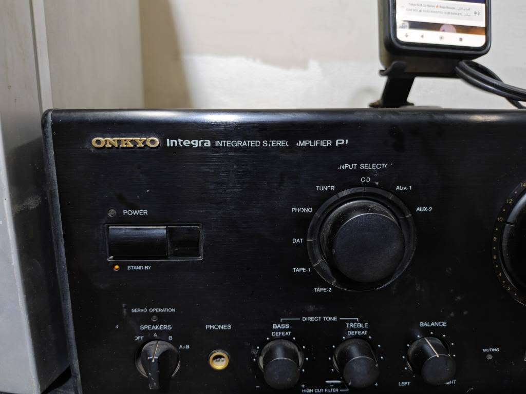 بسم الله ما شاء الله امبليفاير من النوادر  الفيديو بتاعة عالصفحة الشخصية عندي
Onkyo Integra implefire
Model A807
جهاز بحالة الزيرو محتاج سماعات تقيلة ده *Onkyo Integra A-807* - أمبليفاير Stereo Integrated من سلسلة Integra الشهيرة بتاعة Onkyo، إنتاج أواخر الثمانينات لأوائل التسعينات. السلسلة دي كانت الـ high-end عندهم وقتها.

*المواصفات الأساسية*:
- *الباور*: 80 واط لكل قناة على 8 أوم RMS
- *Music Power*: بيوصل 210 واط على 2 أوم، و 167 واط على 4 أوم، و 115 واط على 8 أوم
- *THD*: 0.008% واطي جداً يعني تشويه شبه معدوم
- *الاستجابة الترددية*: 20Hz - 20kHz de53

*الوزن والحجم*: 15.5 كيلو، أبعاده 455 × 170 × 420 مم. تقيل عشان الترانس والهيت سينك الكبار، وده دليل على الباور الحقيقي مش أرقام وهمية.

*وضع السوق دلوقتي*:
ده جهاز Vintage . صوته دافي وميوزيكال، والأونكيو Integra معروفين إنهم بيستحملوا ويعيشوا سنين حلوان, القاهرة


**إذا كنت صاحب هذا الإعلان وتريد حذفه لأي سبب، رجاءا أرسل رسالة إلى الدعم الفني**