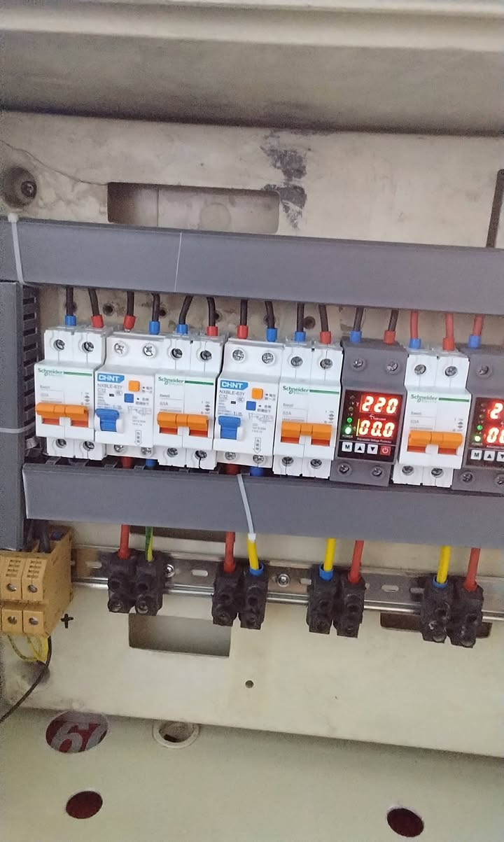 تم بعون الله إكمال عمل بورد توزيع أحمال 4 سبالت مع 2 سخانات داخل بورد عداد مستعمل واضافه 4 جوزات الكترونيه مع اضافه جوزه ايرث لكج عدد 2 نوع شانت مستعدون لعمل صيانه دوريه لكافه البوردات واضافه حمايه كامله للبيت والمحلات التجارية والصناعية للاتصال والطلب *********** أو *********** يوجد واتساب صوره ومقاطع
