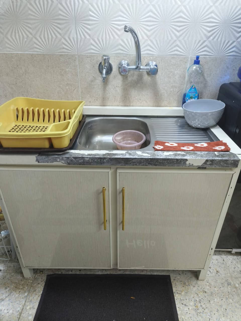 السلام عليكم اغراض مستعلمه لفتره
الكاونترب175وبي مجال
الطباخ ب130وبي مجال 
الطبلات ميز وسطي و3 طبلات ب120وبيهن مجال
كلشي مبيهن تجون تفحصوهن وتشوفوهن امانه الله 
عنواني بغداد الاسكان 
***********
