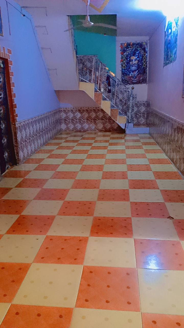 دار سكن للبيع  يتكون من طابقين جاهز كل نقص ماكو
المساحه 350 متر 
المنطقه حاوي العباس شارع حسن ال وارد قرب المدرسه 
الطابق الارضي 3غرف نوم 
صاله ومطابخ حار وبار 
وستقبال  مع ساحه كبيره 
مع صحيات خارجه
الطابق الثانية
غرفتين نوم + صاله +مطبخ   مع صحيات مع ساحه جدام 
البناء طابوك بناء درجه اولى كونكريت متعوب عليه كلش  كافه الاخدمات موجوده 
السعر مناسب
 خاص اومراسله الصفحه ***********
