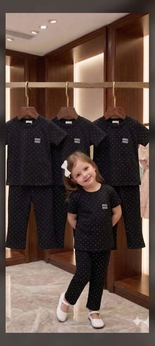 سوت بناتي ستراس 
4_7 سنه سعره 6
توصيل بابل ٣محافظات ٥ آلاف


**إذا كنت صاحب هذا الإعلان وتريد حذفه لأي سبب، رجاءا أرسل رسالة إلى الدعم الفني**