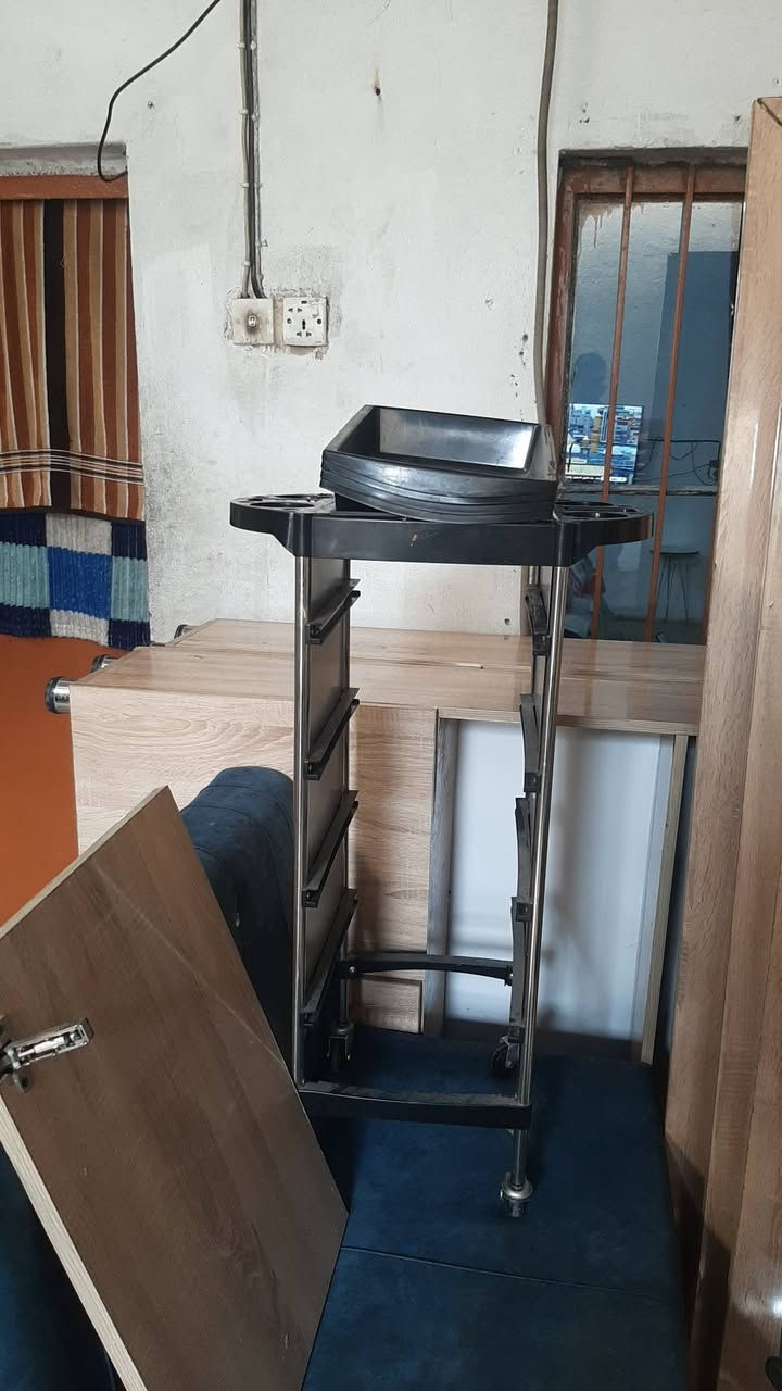 سلام عليكم غراض صالون نسائي للبيع كرسي + رفوف 2 + مرايات 3 وكوميديات هم 2 ومغسله مابيها شخط وجرارات هم

السعر 400 وبيهن مجال 
بغداد مدينه الصدر 
رقمي *********** واتساب هم
