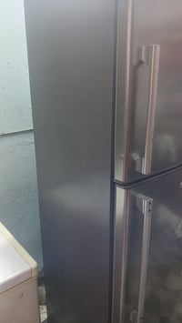 ثلاجه للبيع الحجم الكبير السعر 200الف 07715985420