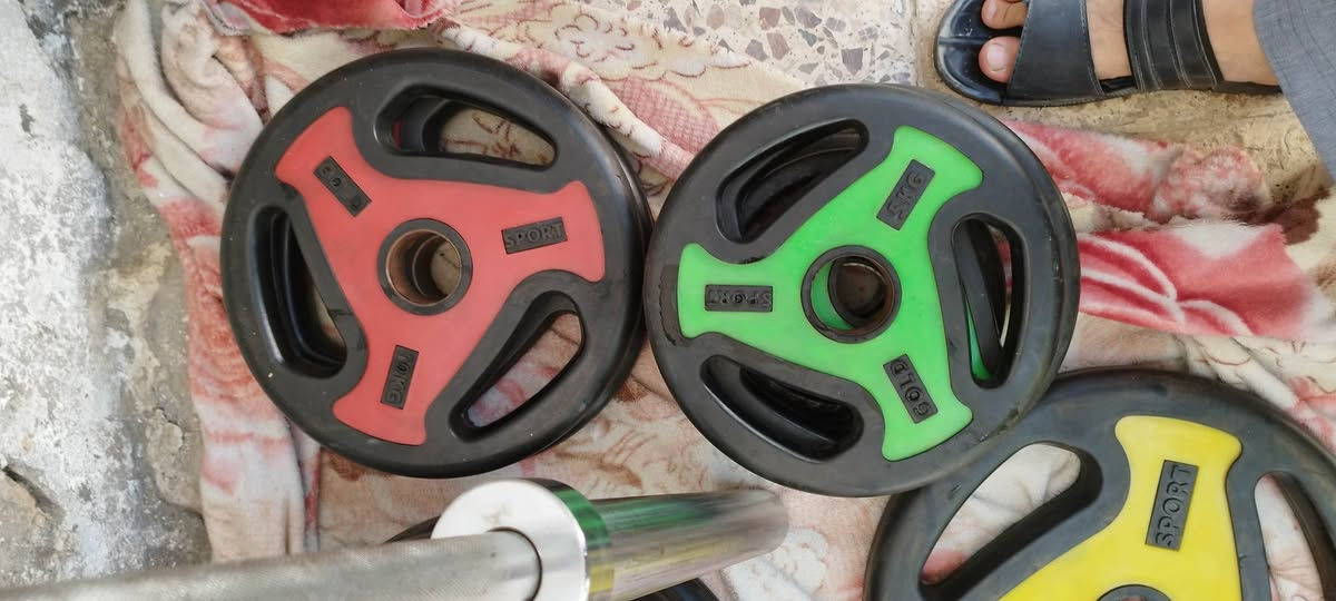 للبيع اوزان حديد فتحه عريضه  العنوان السماوه
عدد 4 اقراص وزن 20kg 
عدد 2 وزن 15kg
عدد 2 وزن 10kg 
عدد 2 وزن 5kg 
عدد 2 وزن 2.5kg 
شفت وزنه 15kg طول. 2.2 متر 
ملاحضه استعمال بيت فقط مابيهن حتة جلخ  وهاذة النوع اقراص معروف قوي ويتحمل + وزنه صحيح  ما موجود بس القاعات الحديد ملاحضه جبتهن من بغداد جديد مو مستعمل گبل الية 
***********  السماوة  السعر 280
