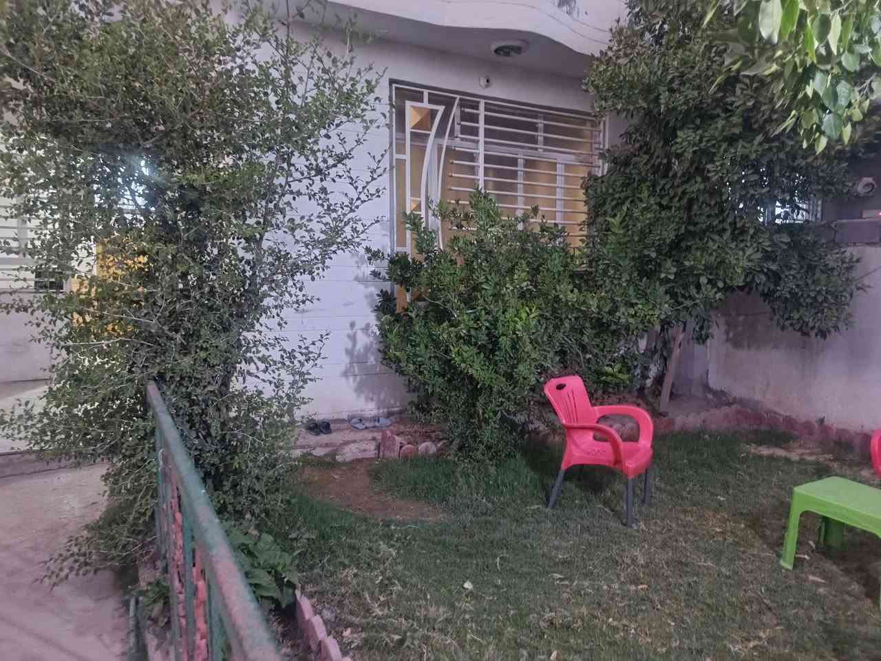 بيت للبيع المساحه 290متر على شارعين ثاني بيت عن شارع التبليط مال الشط شارع البو سيود عرض الشارع 8متر غرفتين نوم وصاله ومطبخ وستقبال وحديقه وكراج سياره عالي عن الشارع عنوانه طويريج حي الجمعية السعر 140مع المجال للتواصل ***********///
