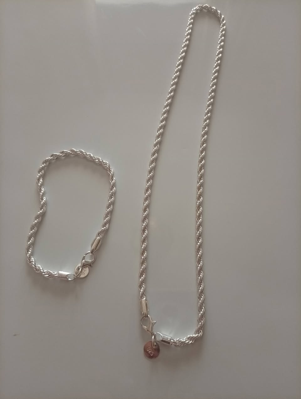 سوار وزنجيل فضه جديد غير مستخدم مختوم 925 وزن 25
متوفر توصيل


**إذا كنت صاحب هذا الإعلان وتريد حذفه لأي سبب، رجاءا أرسل رسالة إلى الدعم الفني**