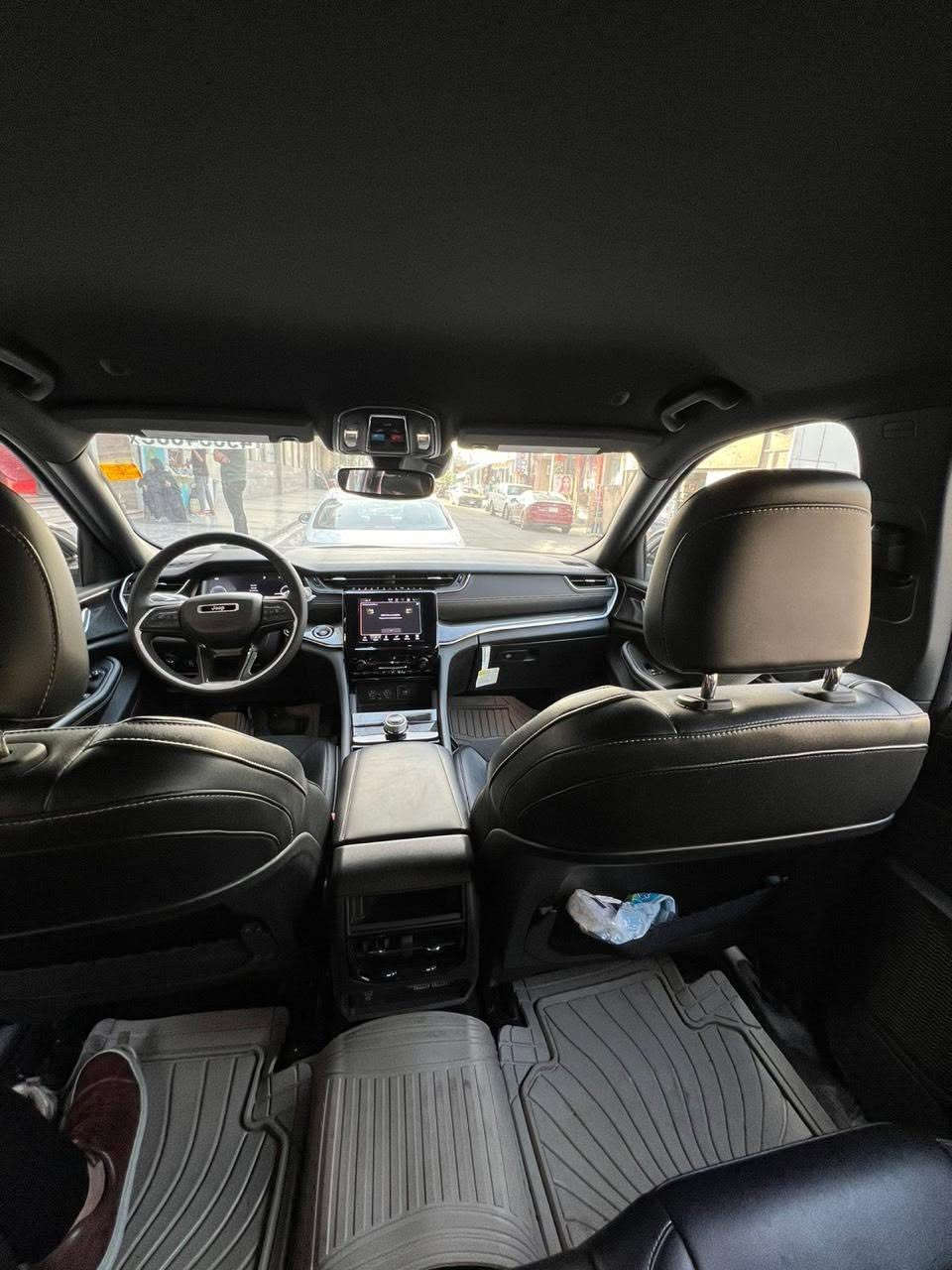 جيب كراند شيروكي التيتيود بلاك ادشن .
الموديل :2023 . (وارد امريكي) .
293hp . V6. 3.6L : المحرك
العداد : 20 الف كيلو متر .
المواصفات :
* 5 راكب .
  دفع رباعي 4x4 .
  رادار امامي مع مانع تصادم .
  تحذير الخروج عن المسار .
  تحذير النقطة عمياء .
نظام تحذير عند التقاطعات.
* شاحن موبايل وايرلس.
* ويل قياس 20 انج .
* لوحة القيادة بقياس 12 أنج.
* كير شفتر بالستيرن .
* كاميرا خلفية.
*شاشة متوسطة 8.1 أنج
* المصابيح الأمامية زنون .
* كشافات الضباب زنون،
* دخول ذكي.
الصندوق الخلفي كهربائي .
  فرش المقصورة الداخلية من الجلد والشاموا .
  مقعد السائق كهربائي .
  المقاعد الأمامية تدفئة .
  حساسات خلفية .
  دوسات جانبية .
  مكيف خلفي .
  تدفئة مقود القيادة .
  مانع تصادم خلفي .
  بلوتوث تلفون .
⭕️ مكاني بغداد الجديده
رقم التلفون ***********
35 الف دولار وبيه مجال
