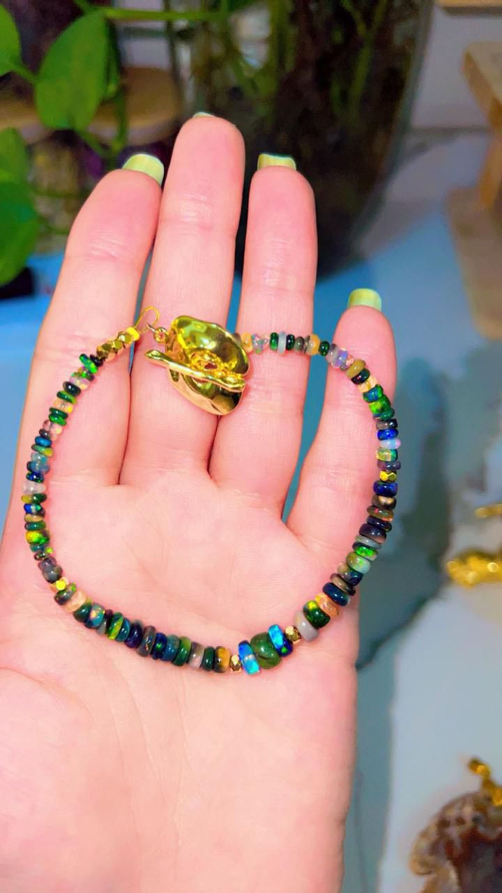 سوار الأوبال – سرّ الضوء المخفي

ليس كل حجر يُشبه غيره…
بعض الأحجار تُشبه قطعة من السماء حين تختبئ فيها الألوان.

الأوبال حجرٌ يُقال عنه أنه يحمل نورًا متحركًا،
كلما تحرك الضوء عليه كشف سرًا جديدًا.

هذا السوار ليس مجرد زينة…
بل قطعة تحمل طاقة الإلهام والحدس وصفاء الروح.

عندما تلبسين الأوبال
تشعرين وكأن بداخلك بابًا يُفتح بهدوء
ليُعيدك إلى نفسك الحقيقية.

النية:
تعزيز الحدس – جذب الجمال الداخلي – إشعال نور الإبداع.

قطعة مميزة من
إيزيس للبخور والأحجار
حيث لكل حجر حكاية… ولكل حكاية نية


**إذا كنت صاحب هذا الإعلان وتريد حذفه لأي سبب، رجاءا أرسل رسالة إلى الدعم الفني**