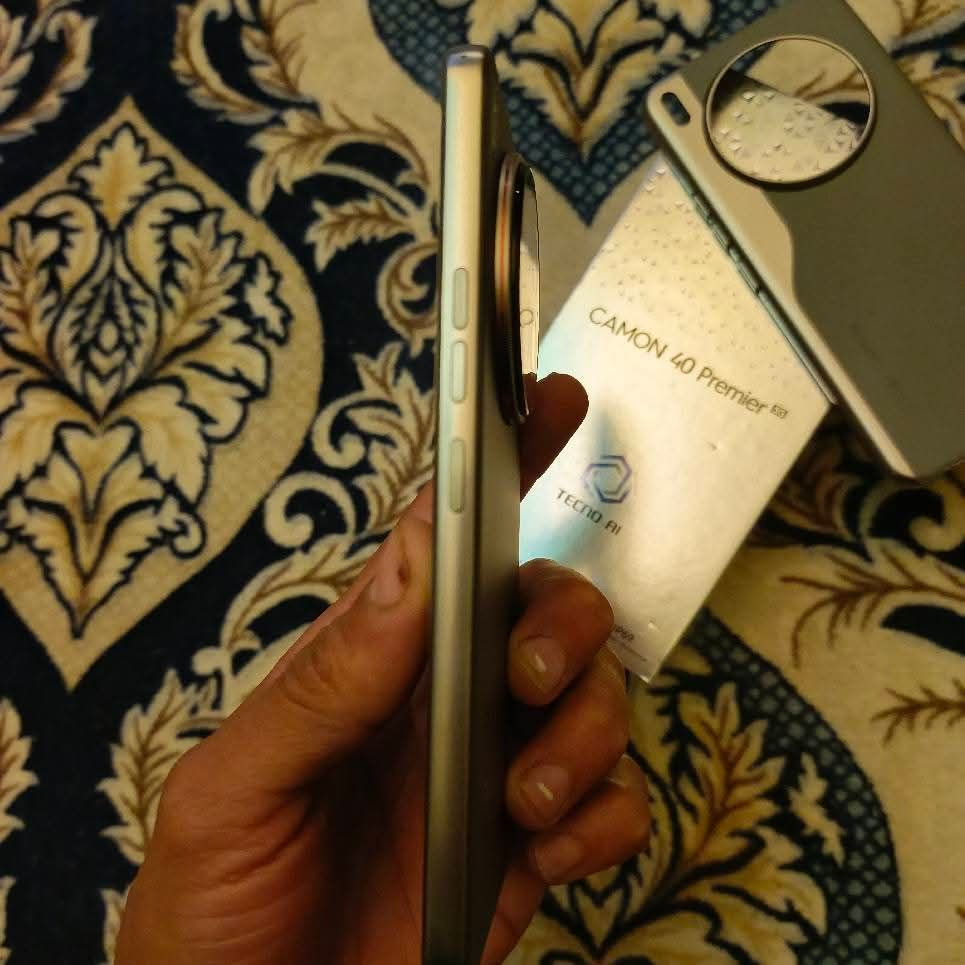 السلام عليكم
تكنو كامون 40 بريمير 5g جديد استعمال يومين فقط

مواصفات الجهاز
شاشة بدقة 144 هيرتز 1.5k
معالج ميديا تيك 8350 بدقة 4 نانومتر
كاميرات ثلاثية بدقة 50 ميكا بكسل مع عدسة تقريب جيروسكوب
ذاكرة 256 رام 12+6
يشغل ببجي 120 فريم
يحتوي على زر الذكاء الاصطناعي
مقاوم للماء والغبار بمعيار ip 69 و68

الجهاز للبيع بسعر 420 الف 
او مراوس بجهاز اخر حسب القناعة

الشراي يتصل ويدلل***********
مكاني بغداد الرصافة حي البلديات
