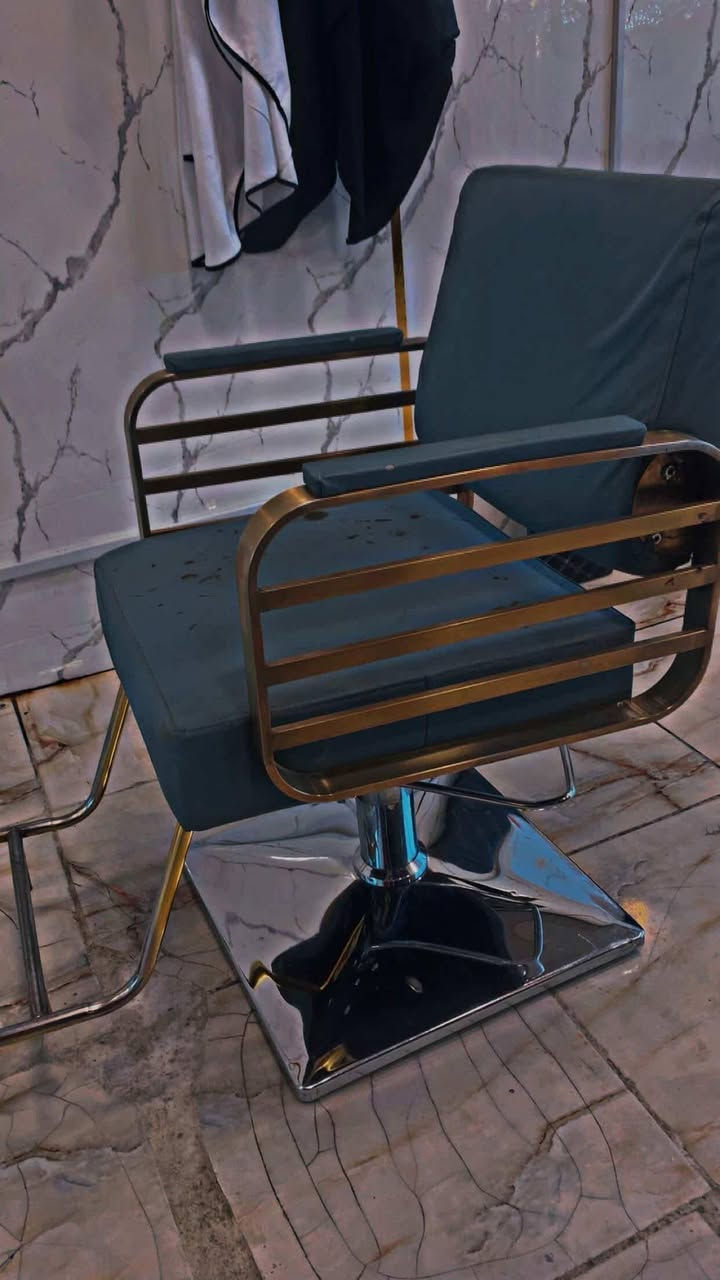 � للبيع كراسي اثنين سعر الواحد 150 وبيهن مجال 
📍 الموقع: البياع – الشرطة الخامسة
📞 ***********
