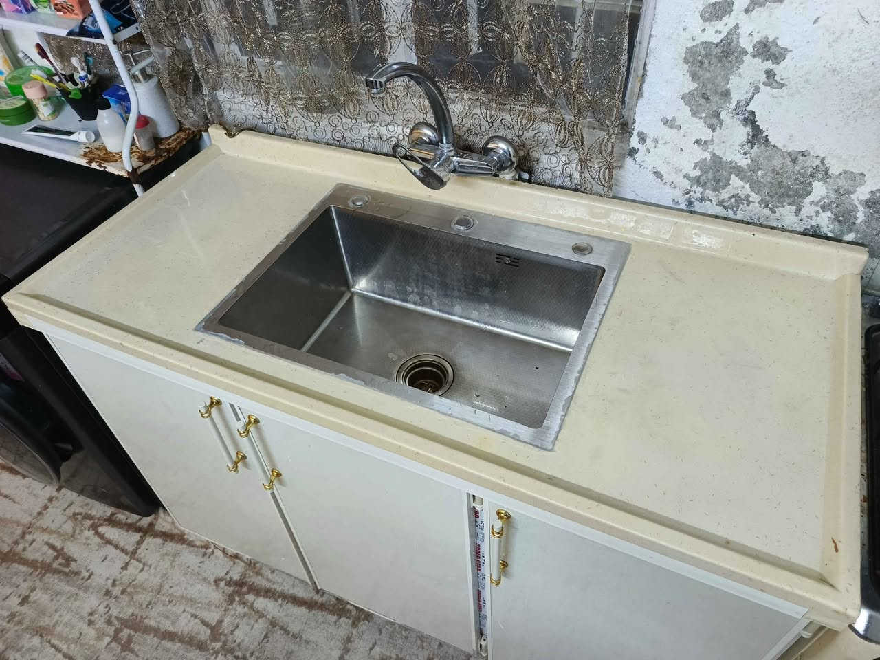 *********** كاونتر المنيوم مستعمل قليل تقريبا ٦ اشهر للبيع قياس مترين مع الملحق مع السنك والسنك مرمر وداخلها حوض استيل اصلي اشتريناها ب٧٠ الف بس الحوض مكان كركوك رحيماوه والسعر ٢٠٠ كركوك, العراق
